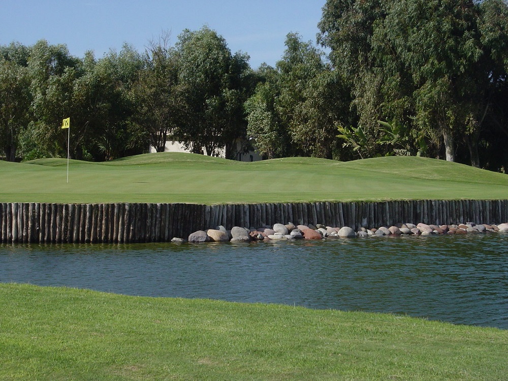 Large green et ostacle d'eau sur le parcours du Royal Dar Es Salem