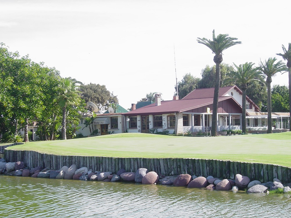 Large green et clubhouse du Royal Mohammedia