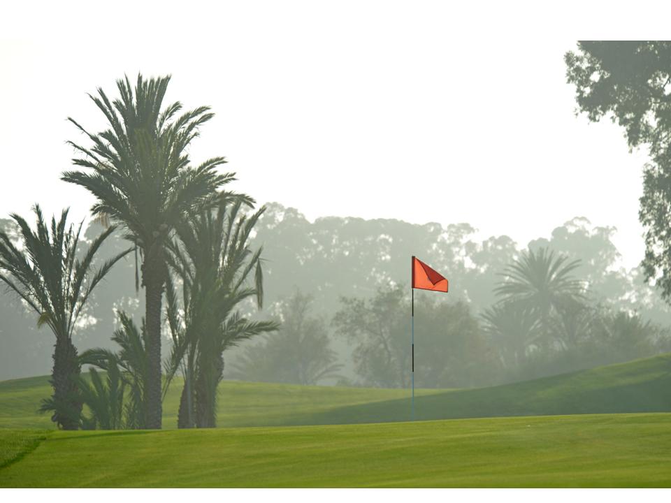 La drapeau rouge du golf des dunes.
