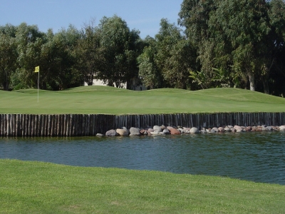 Large green et ostacle d'eau sur le parcours du Royal Dar Es Salem