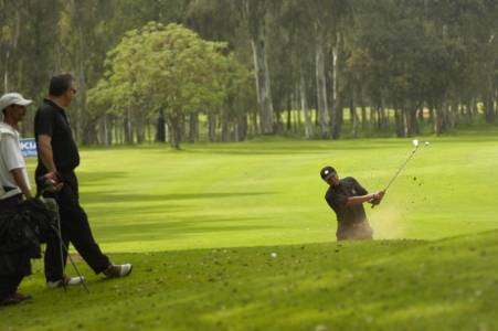 Joueur de golf sur le parcours du Royal Dar es Salem