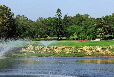 Obstacle d'eau sur un parcours de golf au Maroc