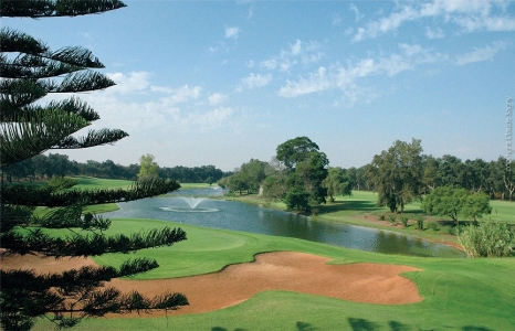Large bunker et obstacle d'eau sur le parcours du Royal Dar Es Salem