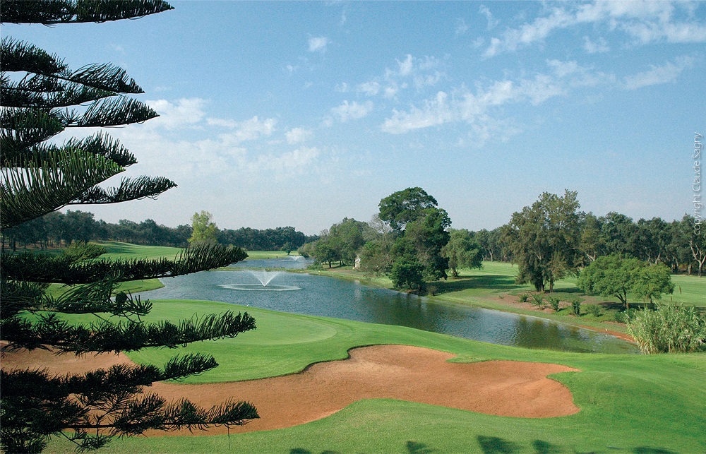 Large bunker et obstacle d'eau sur le parcours du Royal Dar Es Salem